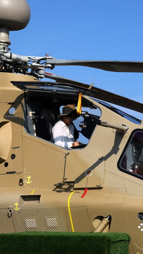 Helikopter serang Z-10 dipajang dengan sederet rudal dan roket. REUTERS/Edgar Su