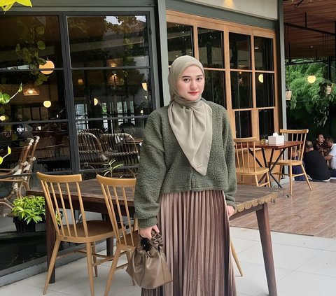 Combine Sweater and Plisket, Look Stylish Hijaber in Cold Weather