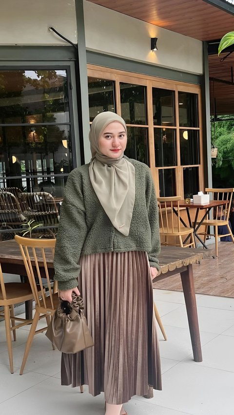 Combine Sweater and Plisket, Look Stylish Hijaber in Cold Weather