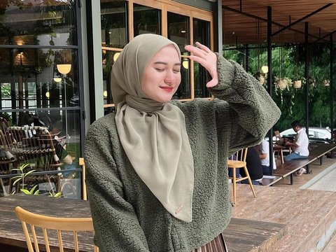 Combine Sweater and Plisket, Look Stylish Hijaber in Cold Weather