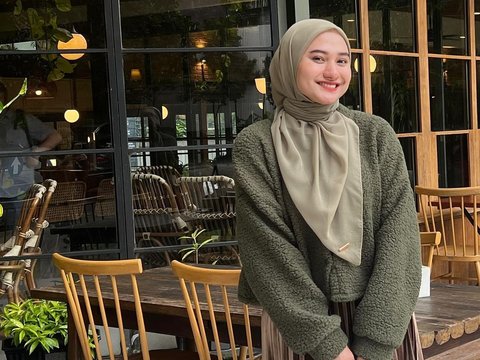 Combine Sweater and Plisket, Look Stylish Hijaber in Cold Weather
