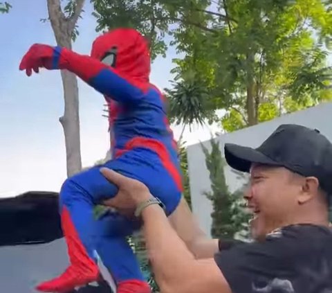 Tingkah Lucu Rayyanza jadi Spiderman, Nemplok di Mobil Mewah Raffi Ahmad Digendong Bodyguard