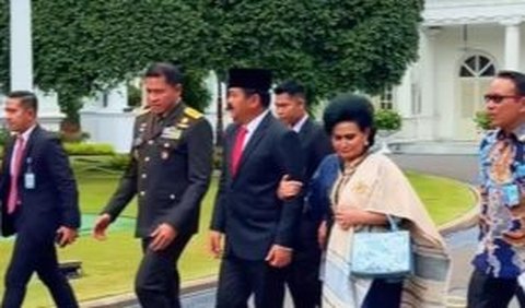 Terlihat juga sosok jenderal lulusan terbaik Akademi Militer yang turut mendampingi Hadi saat baru tiba di istana. <br>