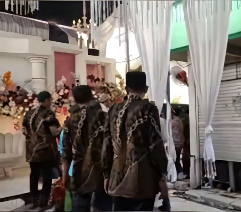 Viral! Funeral Procession Breaks Through Wedding Party in Gresik: Guests Automatically Move Aside, Both Bride and Groom Enter the House