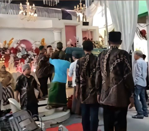 Viral! Funeral Procession Breaks Through Wedding Party in Gresik: Guests Automatically Move Aside, Both Bride and Groom Enter the House