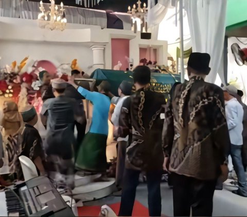 Viral! Funeral Procession Breaks Through Wedding Party in Gresik: Guests Automatically Move Aside, Both Bride and Groom Enter the House