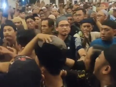 Ricuh, GP Ansor Bubarkan Paksa Pengajian Ustaz Syafiq Riza Basalamah di Surabaya