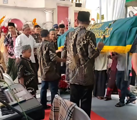 Viral! Funeral Procession Breaks Through Wedding Party in Gresik: Guests Automatically Move Aside, Both Bride and Groom Enter the House