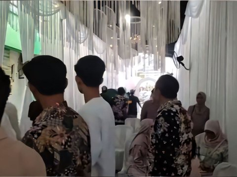 Viral! Funeral Procession Breaks Through Wedding Party in Gresik: Guests Automatically Move Aside, Both Bride and Groom Enter the House