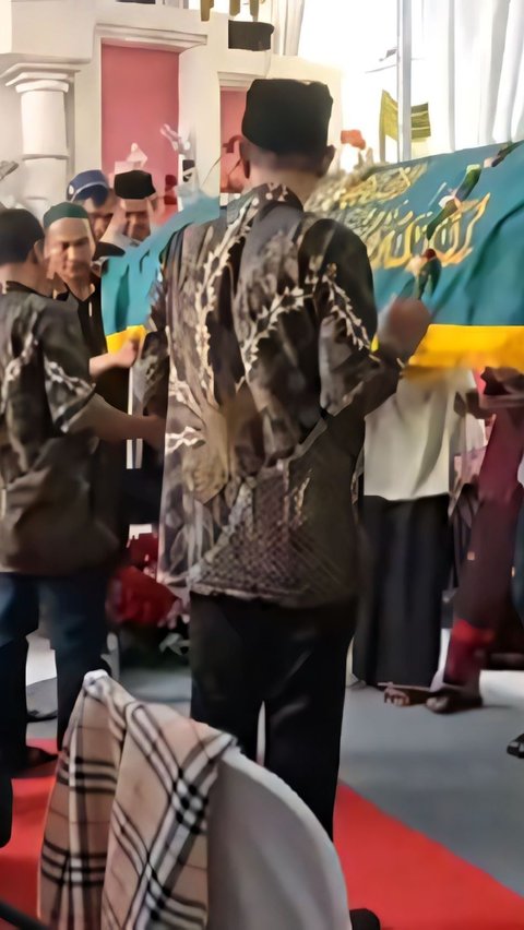 Viral! Funeral Procession Breaks Through Wedding Party in Gresik: Guests Automatically Make Way, Both Bride and Groom Enter the House
