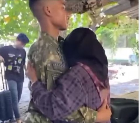 Peluk dan Cium Momen Prajurit TNI Pulang ke Rumah yang Sederhana