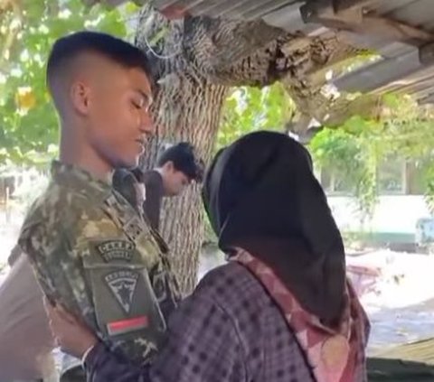 Peluk dan Cium Momen Prajurit TNI Pulang ke Rumah yang Sederhana