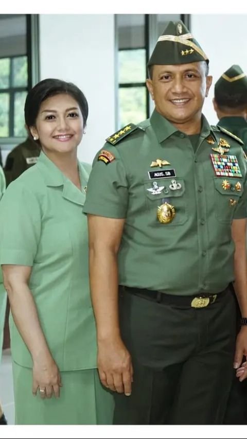Bella Saphira, yang menikah dengan Jenderal TNI Agus Surya Bakti pada tahun 2013, otomatis menjadi ibu Persit.
