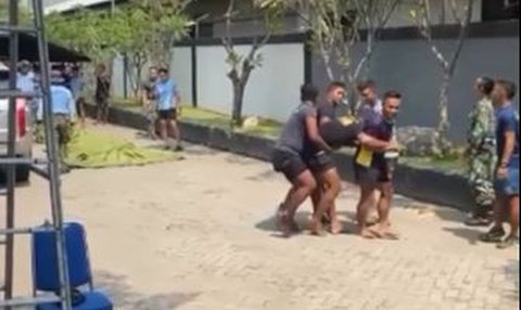 Momen Menegangkan Komandan Kopaska Turun Tangan saat Dua Prajurit 'Berantem', Tiba-Tiba Ada Ledakan Berujung Haru