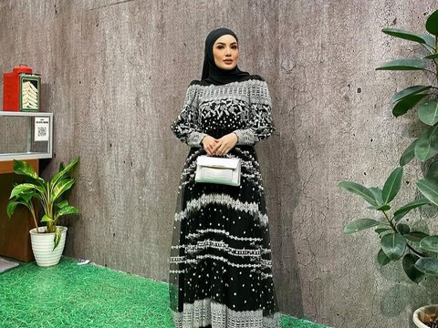 Nindy Ayunda's Hijab Style After Umrah, Looking More Stylish with Covered Clothing