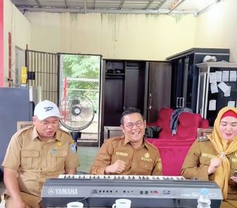 Hilangkan Penat Setelah Seharian Melaksanakan Tugas dari Rakyat, Riza Herdavid Bupati Bangka Selatan Asyik Bermain Organ Tunggal