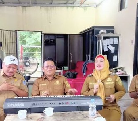 Hilangkan Penat Setelah Seharian Melaksanakan Tugas dari Rakyat, Riza Herdavid Bupati Bangka Selatan Asyik Bermain Organ Tunggal