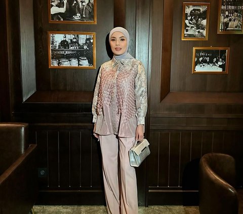 Nindy Ayunda's Hijab Style After Umrah, Looking More Stylish with Covered Clothing