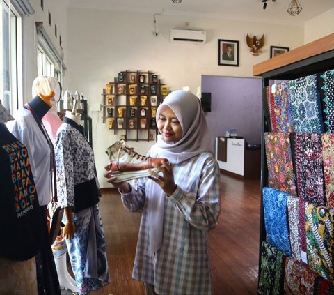 Hobi Merajut dan Kaligrafi dari Kecil, Okta Kini Sukses Rambah Bisnis Fesyen Ramah Lingkungan
