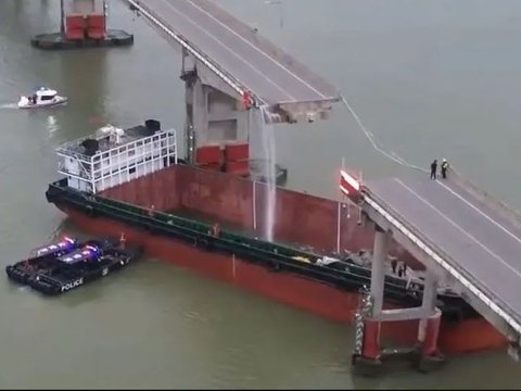 Kapal Kontainer Tabrak Jembatan di China Sampai Jalan Raya Terbelah Dua, Lima Kendaraan Terjun ke Sungai