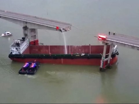 Kapal Kontainer Tabrak Jembatan di China Sampai Jalan Raya Terbelah Dua, Lima Kendaraan Terjun ke Sungai