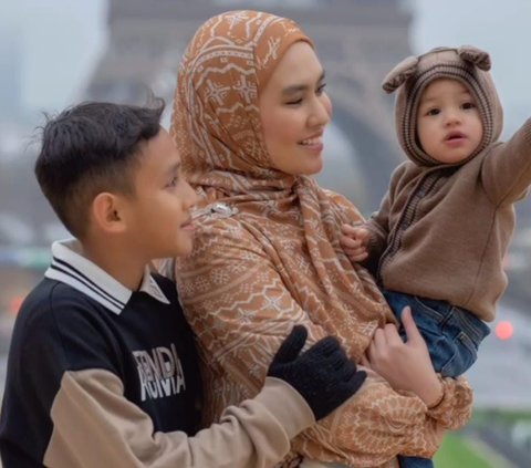 Momen Bahagia Istri Habib Usman bin Yahya dan Keluarga Traveling ke London dan Paris, Foto-fotonya Kece Habis