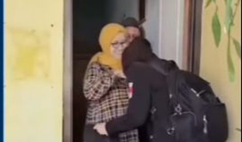 Masih mengenakan seragam pendidikan lengkap, Tiara melangkah tegap. Sembari menenteng koper berwarna hitam, gadis cantik tersebut lantas tiba di kediaman miliknya.<br>