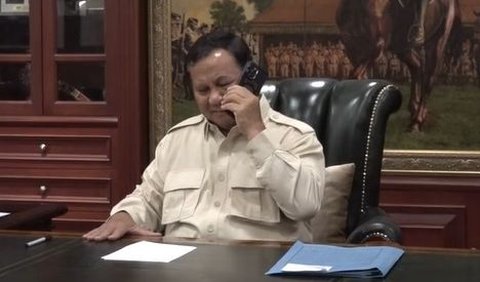 Dalam video yang dibagikan, Prabowo terlihat sangat sumringah menerima telepon tersebut.