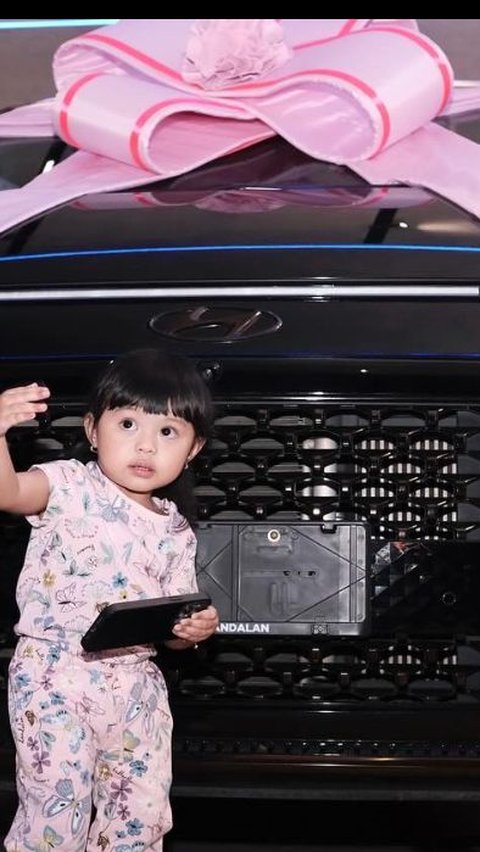 6 Artis yang Beri Kado Ulang Tahun Mewah ke Anaknya, Terbaru Atta Halilintar Beri Mobil ke Ameena