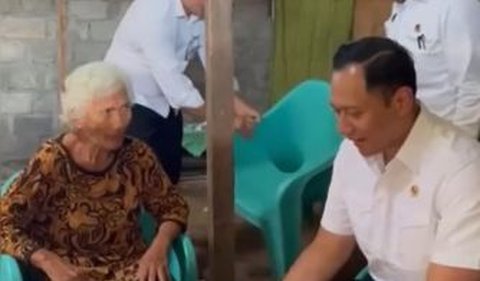 Secara door to door, AHY menemui satu per satu penerima sertifikat tanah ke rumah mereka.