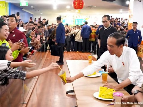 Moment Jokowi Eating at the Mall with Mr. Bas and Erick Thohir, Ordering Nuggets and Burger