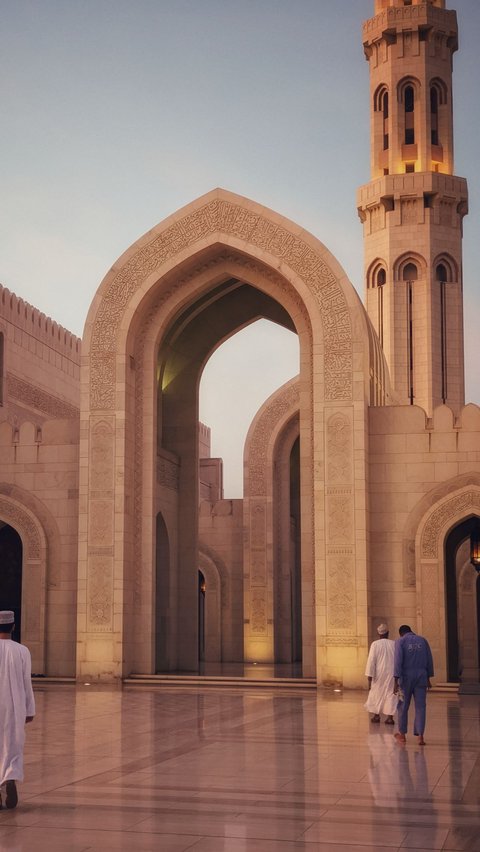 Nisfu Syaban dianggap sebagai malam yang istimewa dalam agama Islam. Pada malam ini, umat Islam dianjuran untuk melakukan ibadah khusus seperti salat malam, zikir, dan puasa. Puasa Nisfu Syaban menjadi salah satu tradisi yang dilakukan untuk memperoleh keberkahan dan ampunan dari Allah SWT.