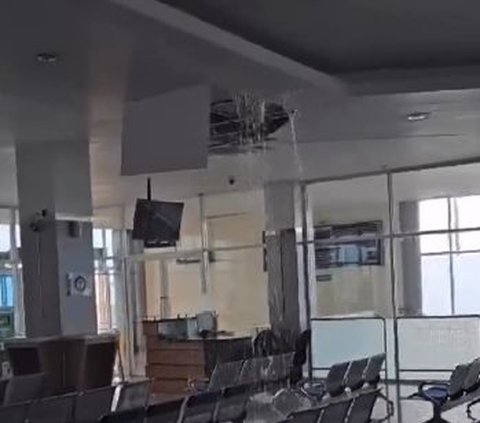 Hujan Lebat, Atap Bandara Abdulrachman Saleh Malang Bocor Air Mengalir Deras di Ruang Tunggu Penumpang
