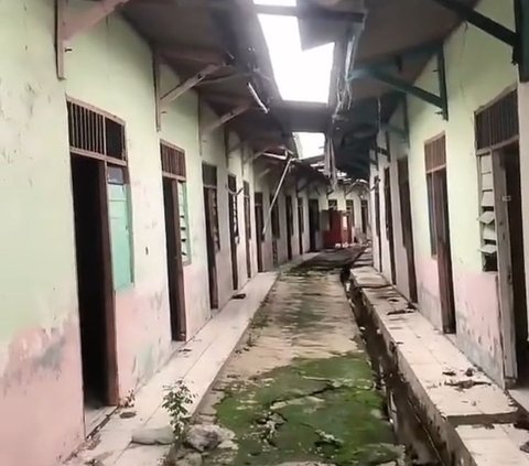Viral Momen Pria Datangi Kontrakan 1.000 Pintu yang Sudah Lama Terbengkalai, Dulu Jadi Lokasi Pembunuhan
