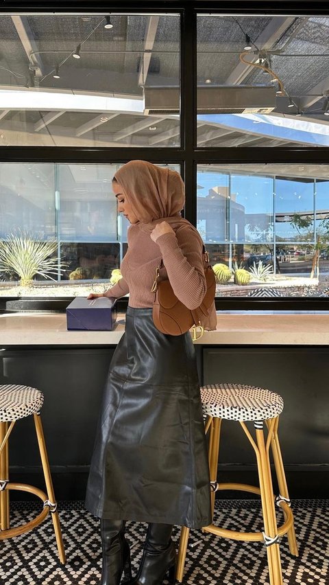 Dramatic Look Ideas for Hijabers with Leather Skirts, Take a Look!