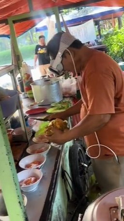 Heboh Tukang Soto Jualan Sambil Pakai Apple Vision Pro, Harganya Bikin Kaget