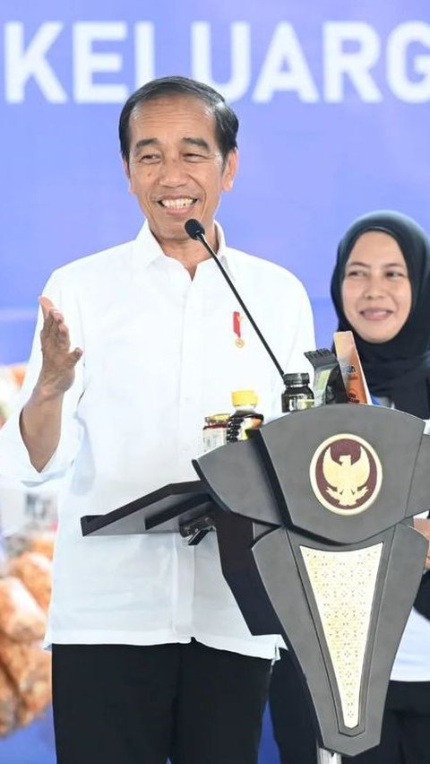Tawa Meriah Presiden Jokowi Promosi 'Mama Muda' Merek Keripik Rajungan di Maros