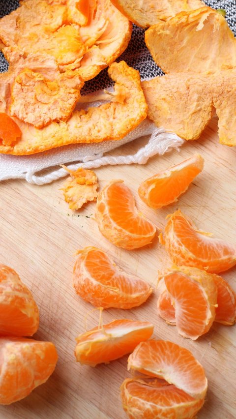 Jeruk Satsuma adalah varietas jeruk mandarin yang berasal dari Jepang. Jeruk ini menjadi favorit banyak orang di seluruh dunia karena rasa manisnya yang lezat dan kandungan nutrisinya yang kaya. Dengan kulit yang mudah dikupas dan biji yang jarang, jeruk Satsuma menjadi salah satu buah yang praktis dikonsumsi terutama saat musim panas.