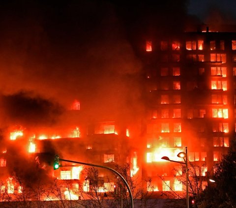 Kebakaran dahsyat melanda sebuah gedung apartemen di Valencia, Spanyol, pada Kamis (22/2/2024) malam waktu setempat. Kobaran api menjalar dengan cepat hingga membakar hampir seluruh bagian gedung. Jose Jordan/AFP