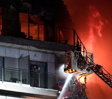 FOTO: Horor! Ini Penampakan Gedung Apartemen di Spanyol Dilalap Kebakaran Dahsyat hingga Korban Berjatuhan
