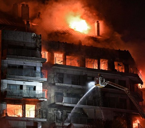 FOTO: Horor! Ini Penampakan Gedung Apartemen di Spanyol Dilalap Kebakaran Dahsyat hingga Korban Berjatuhan