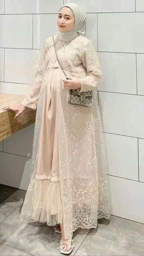 Gamis Model A-line dengan Detail Renda<br>