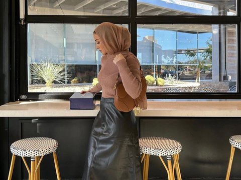 Dramatic Look Ideas for Hijabers with Leather Skirts, Take a Look!