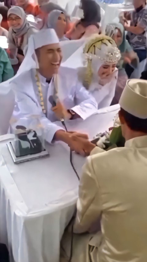 The tense moment of the wedding ceremony turned chaotic due to the mistake of the marriage guardian's speech: The dowry of 10 grams turned into 10 kilograms.