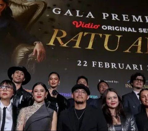 Momen para pemeran series film Ratu Adil saat gala premier di Plaza Indonesia, Jakarta, Kamis (22/2/2024). Vidio.com kembali menghadirkan series bergenre crime drama berjudul Ratu Adil. Liputan6.com/Herman Zakharia