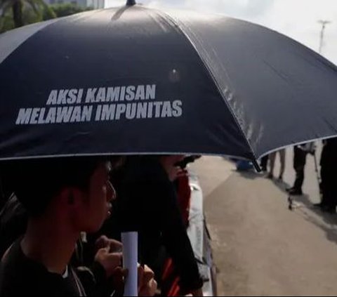 Aktivis yang tergabung dalam Jaringan Solidaritas Korban untuk Keadilan (JSKK) mengikuti Aksi Kamisan di seberang Istana Negara, Jakarta, Kamis (22/2/2024). Liputan6.com/Herman Zakharia