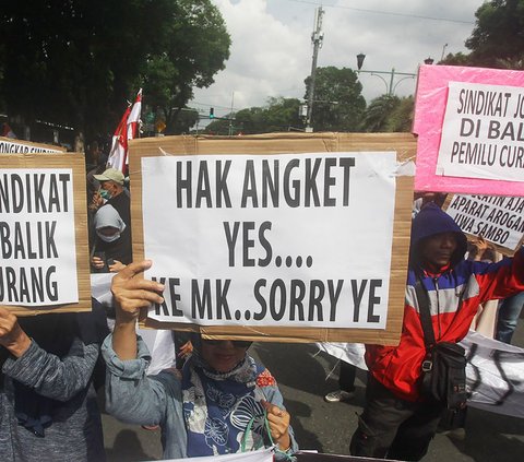 Ratusan pengunjuk rasa dari berbagai organisasi menggelar aksi di depan Kantor Komisi Pemilihan Umum (KPU) RI, Jakarta, Jumat (23/2/2024). Dalam aksinya, mereka menolak hasil Pemilu 2024 yang diduga penuh rekayasa dan kecurangan. Merdeka.com/Arie Basuki<br>