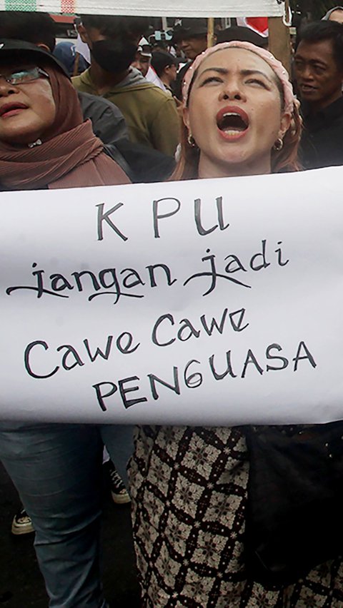 Massa membawa berbagai atribut dalam aksi unjuk rasa ini, mulai dari poster hingga spanduk. Merdeka.com/Arie Basuki