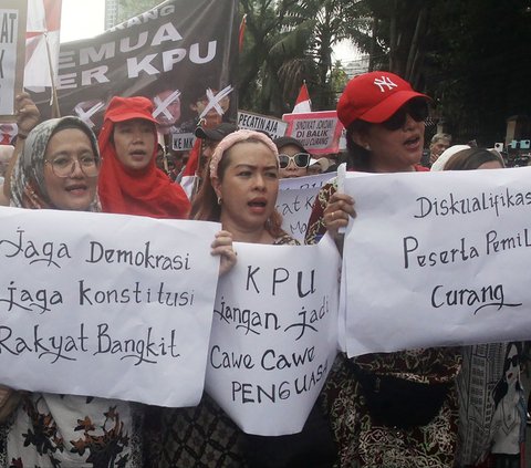 FOTO: Geruduk KPU, Ratusan Pengunjuk Rasa Tolak Hasil Pemilu yang Diduga Penuh Kecurangan