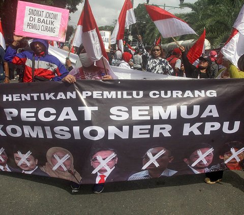 FOTO: Geruduk KPU, Ratusan Pengunjuk Rasa Tolak Hasil Pemilu yang Diduga Penuh Kecurangan